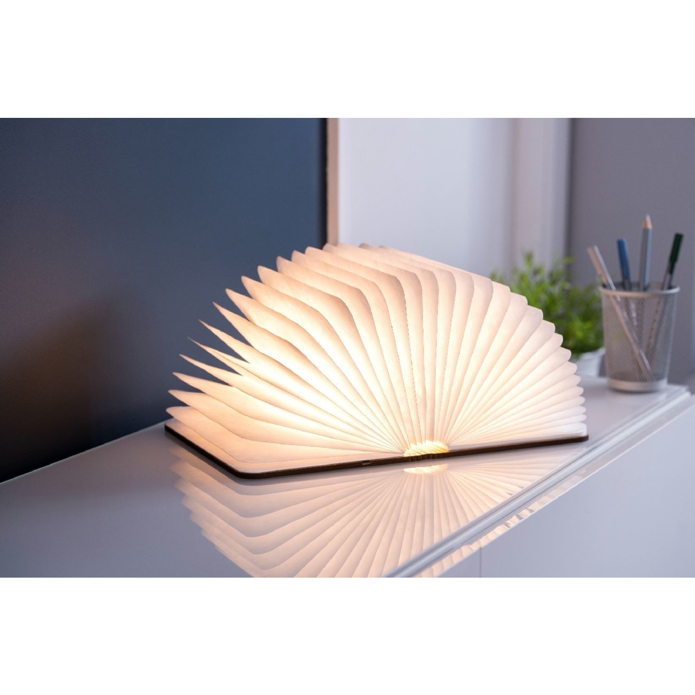 Gingko Smart Book Light Tischlampe 17,0 x 21,5 cm Dicke 2,5 cm Walnut